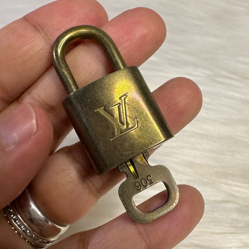 LOUIS VUITTON lock and key #306